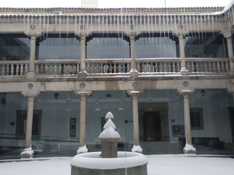 Carámbanos en el patio de la Audiencia Provincial de Ávila