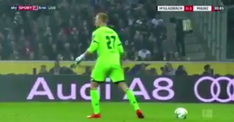 Momento en el que el portero del Mainz se despista y aparta el balón.