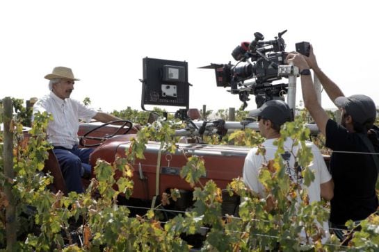 Imanol Arias, como Antonio Alcántara, conduce un tractor en el rodaje de la decimoséptima temporada de &#039;Cuéntame&#039;