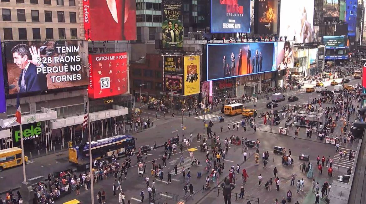 Mensaje de Compromís a Carlos Mazón en Times Square de Nueva York: "Tenim 228 raons perquè no tornes"