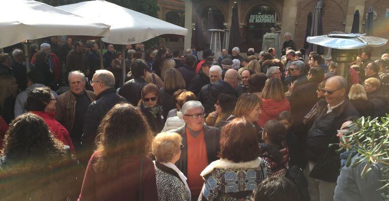 Centenares de personas en el centro de la plaza y alrededores han mostrado su rechazo a la reforma de Deán Mazas
