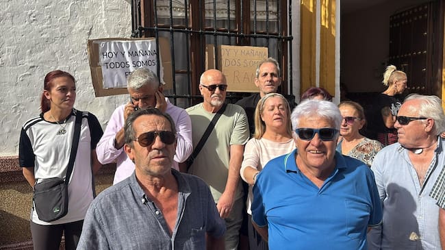 Más de 600 personas protestan en Alameda contra el desahucio de un hombre gran dependiente