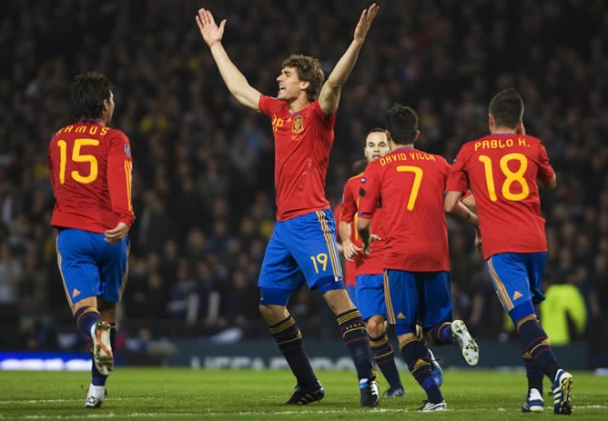 El jugador del Athletic celebra el 2-3 que da la victoria a España frente a Escocia