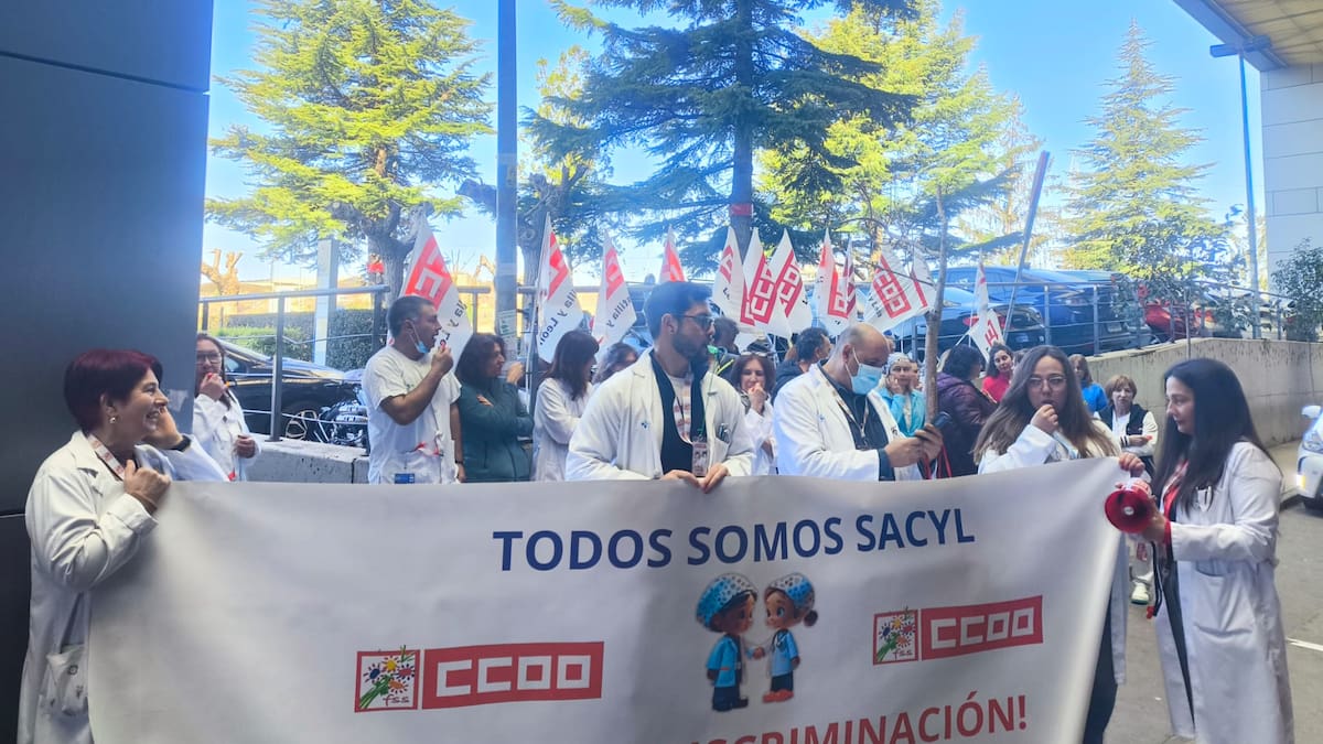 CCOO entrega cientos de firmas en León para exigir a Sacyl el pago de los sábados en sanidad