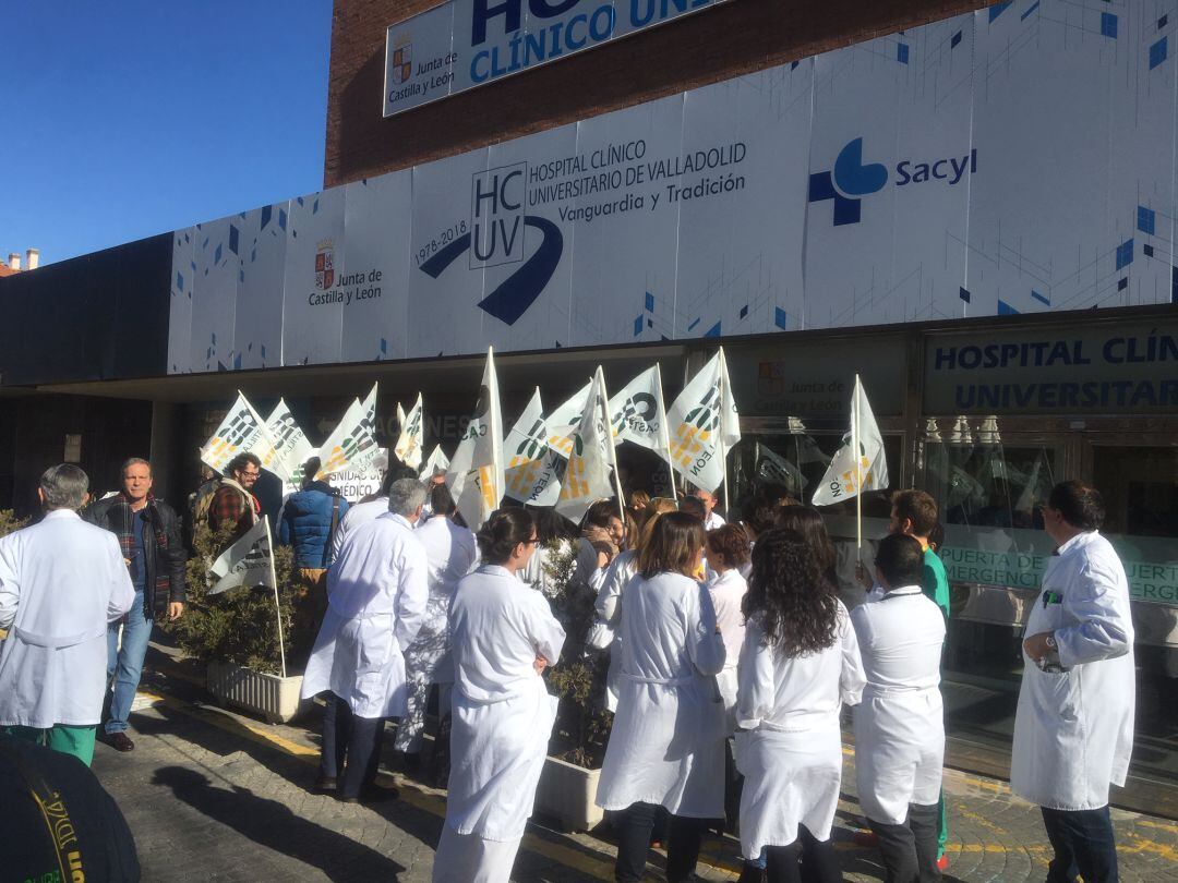 Concentración de médicos a las puertas del Hospital Clínico de Valladolid