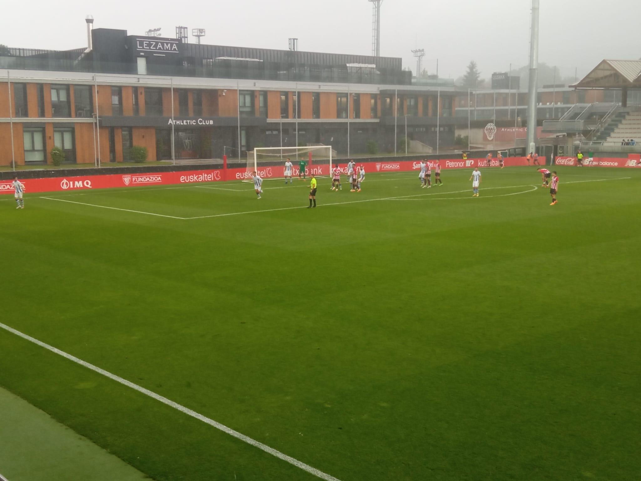 Instante del partido en Lezama cuando más agua caía en el choque entre el Athletic Club B y el CD Alcoyano