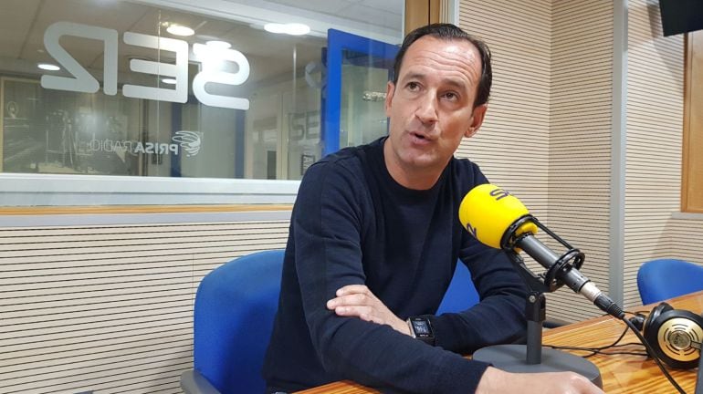 El técnico del conjunto blanquiazul en los estudios de la Cadena SER