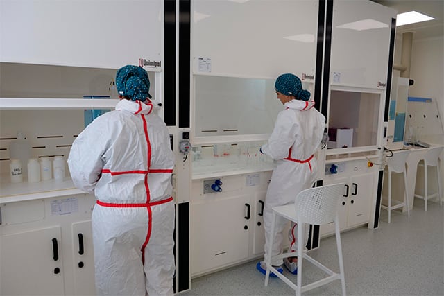 El SCAI con el apoyo científico del investigador del Departamento de Biología Molecular y Bioquímica Armando Reyes Palomares elaboraron un proyecto que fue financiado para la adquisición de este equipamiento, que constituirá el núcleo de una nueva plataforma multiómica (herramienta tecnológica avanzada) y cuyo asesor científico será Reyes Palomares.