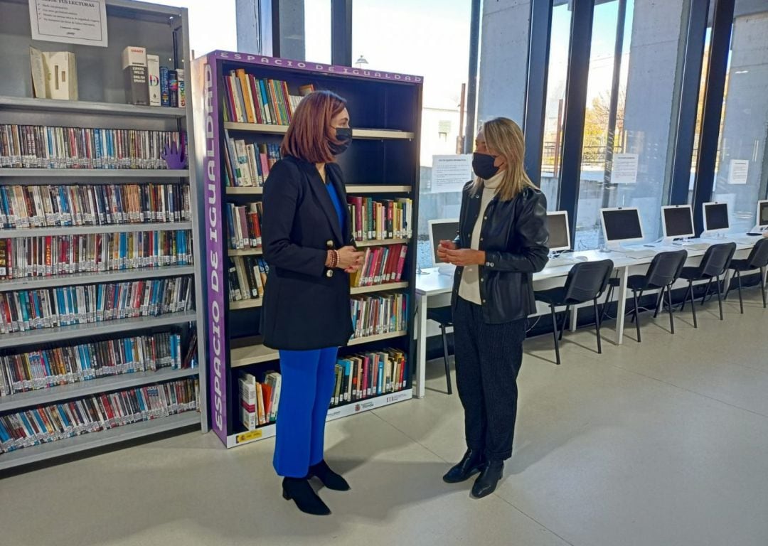 Las delegadas de Igualdad y Cultura, junto al nuevo espacio habilitado en la biblioteca