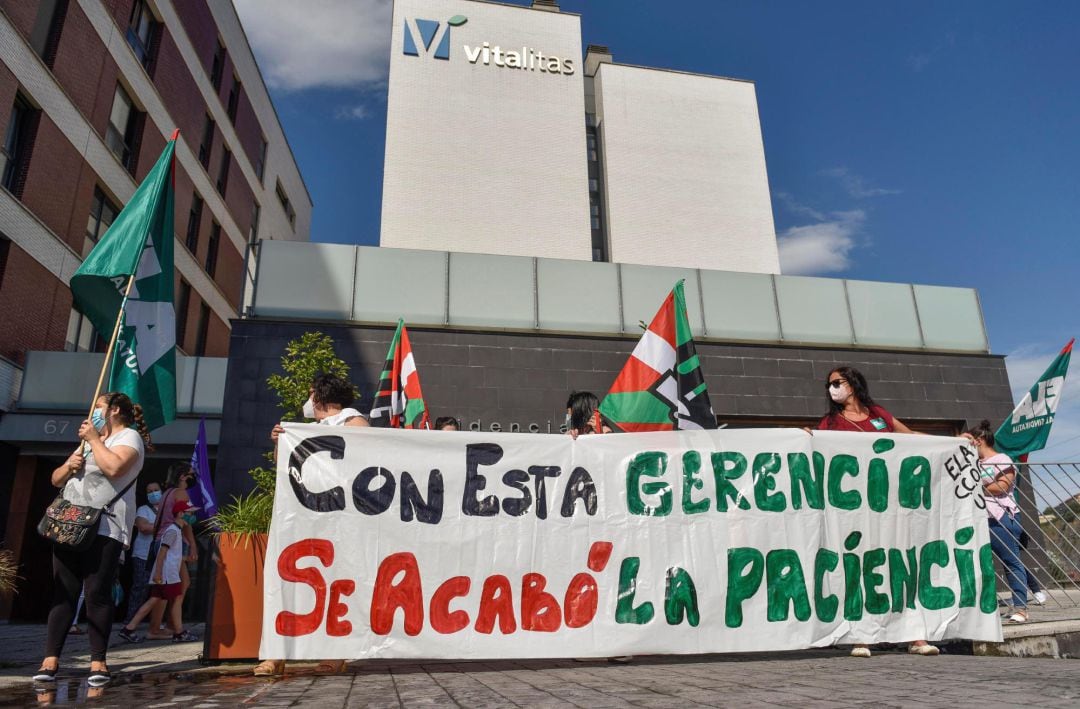 Los trabajadores de la residencia Vitalitas Santa Teresa de Barakaldo (Bizkaia) durante la concentración que han realizado este miércoles frente al centro para reclamar la mejora de sus condiciones laborales