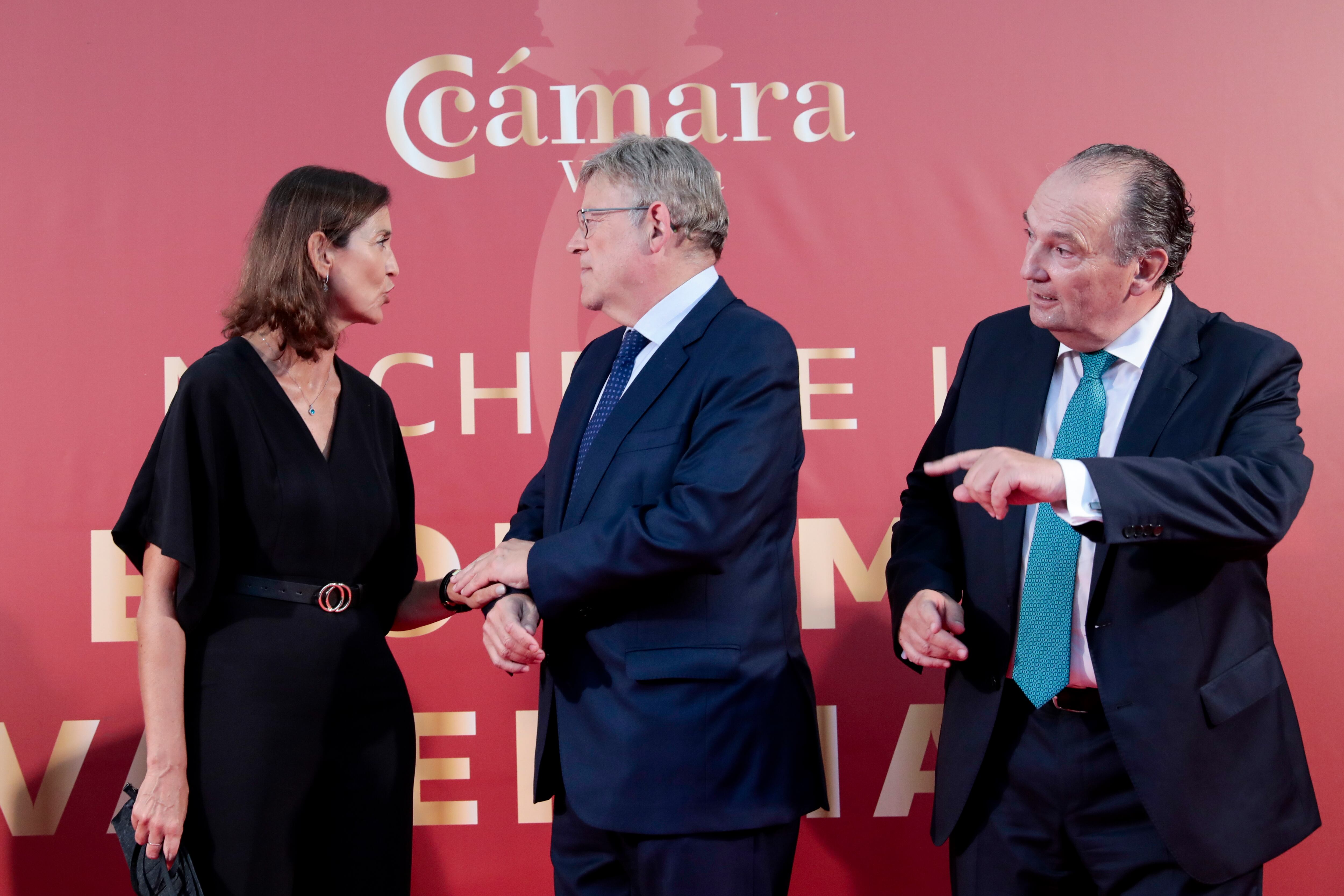El president de la Generalitat, Ximo Puig, la ministra de Industria, Comercio y Turismo, Reyes Maroto, y el presidente de la Cámara de Comercio, Jose Vicente Morata, a su llegada a la Noche de la Economía Valenciana, que este año tiene a Francia como país invitado.