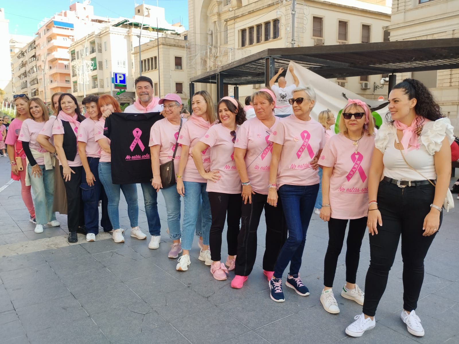 Acto por el Día Internacional contra el Cáncer de Mama celebrado en la Plaza de la Montañeta de Alicante