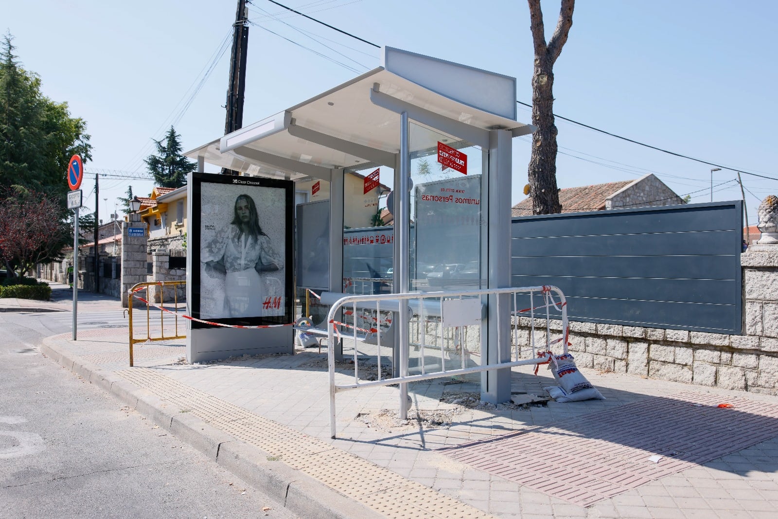 Son 21 las marquesinas renovadas, así como algunos de los postes de iluminación para actualizar la tecnología y mejorar la visibilidad de las paradas de autobús del municipio