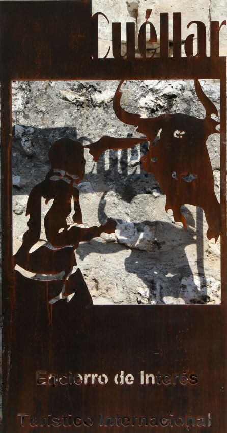 Detalle del tótem de los encierros de Interés Turistico Internacional de Cuélalr