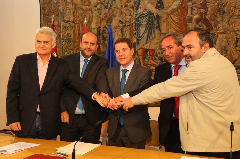 Representantes del Gobierno regional, la patronal y los sindicatos en la firma de un anterior acuerdo.
