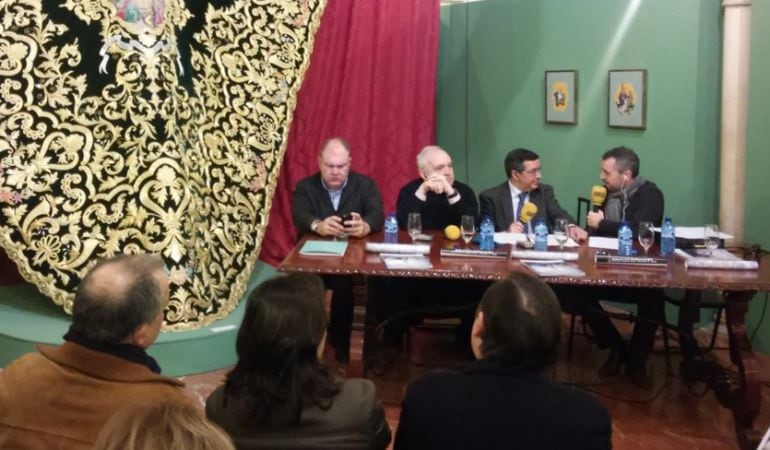 De izquierda a derecha en la mesa de Cruz de Guía en el Mercantil, Rafael Jiménez Sampedro, Antonio Garduño, Práxedes Sánchez y Paco García.