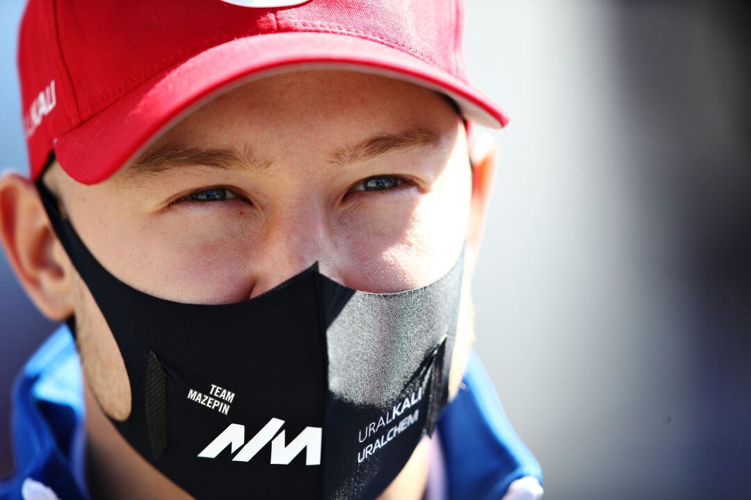 Nikita Mazepin, con la mascarilla puesta, en momentos previos a una carrera de Fórmula 1