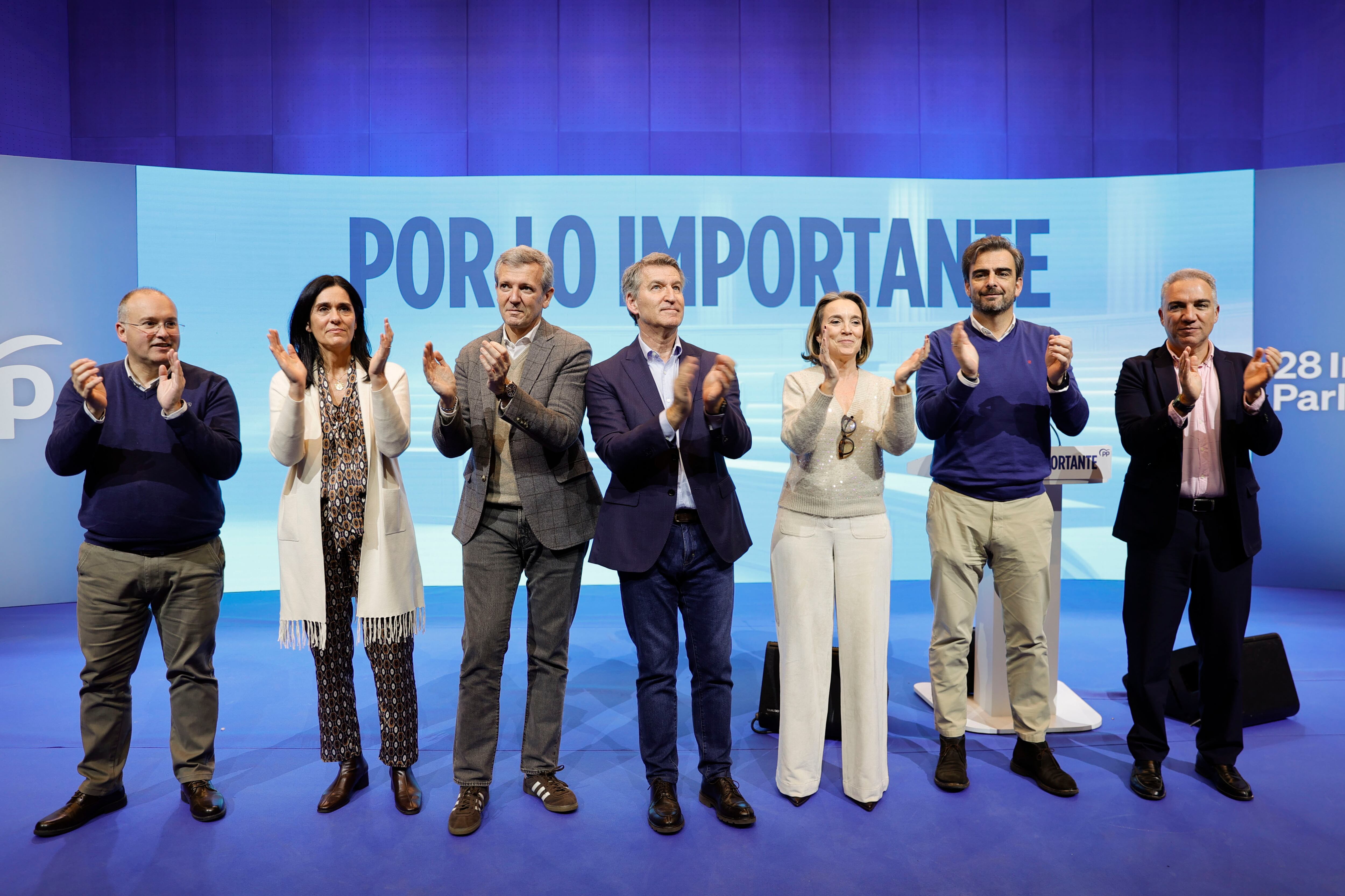 A CORUÑA, 11/01/2026.- El líder del PP, Alberto Núñez Feijóo (cd), cierró este domingo la 28ª Interparlamentaria de su partido, un encuentro con el que se ha buscado reforzar la estrategia para sacar a Pedro Sánchez del Gobierno y con el que la formación inaugura el año en el que "caerá" el sanchismo. EFE/ Cabalar