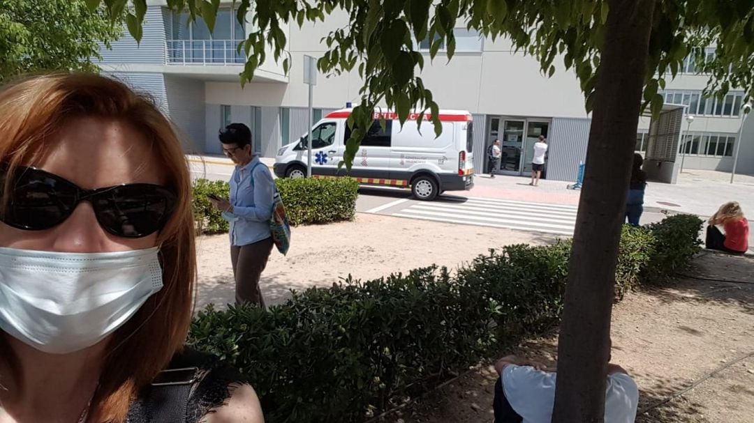 Familiares de pacientes esperando a las puertas del hospital de Gandia