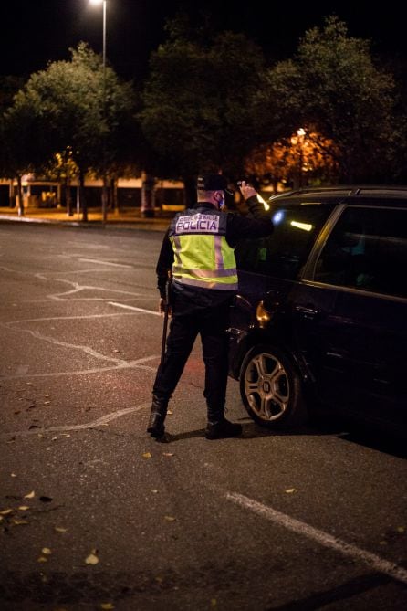 Un agente revisa que no haya más ocupantes en el vehículo