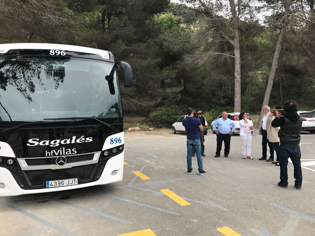 Imagen de uno de los autobuses de la empresa Sagalés que cubre la ruta con Benirràs