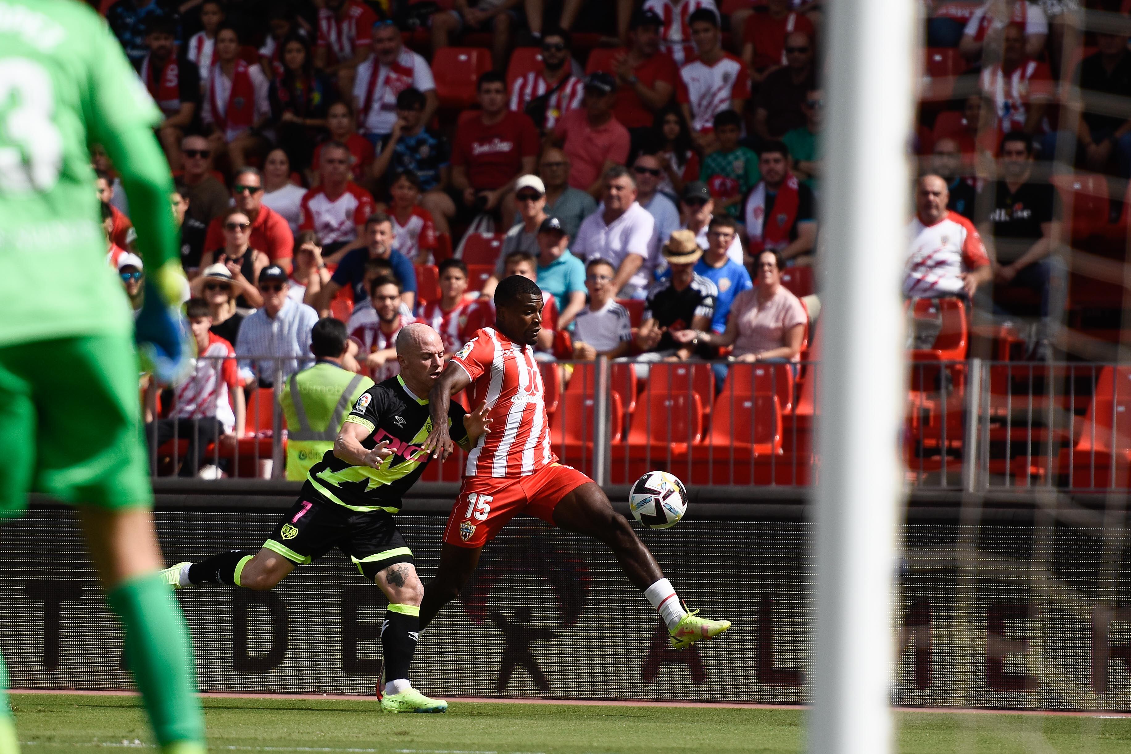 El lateral Akieme en acción.