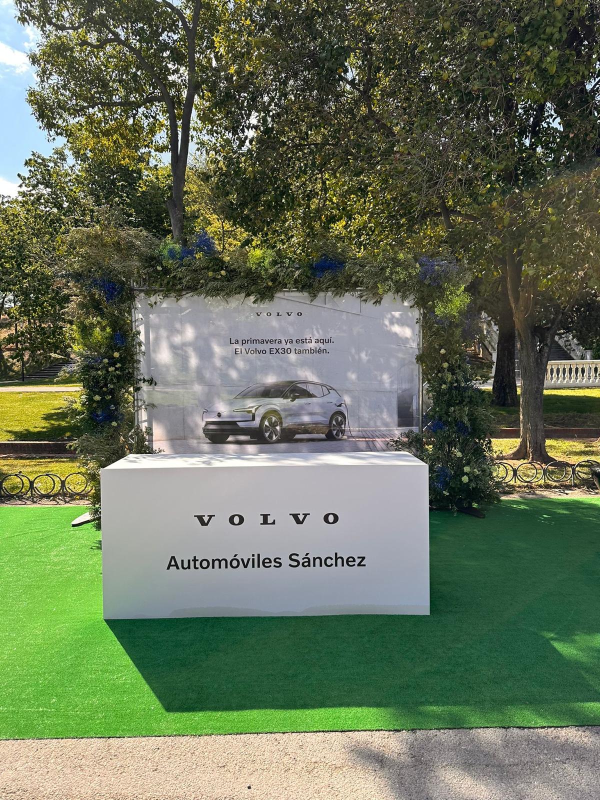 Volvo Automóviles Sánchez presenta su último modelo en el festival Zaragoza Florece.