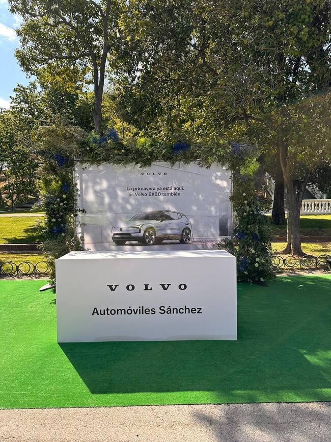 Volvo Automóviles Sánchez presenta su último modelo en el festival Zaragoza Florece.