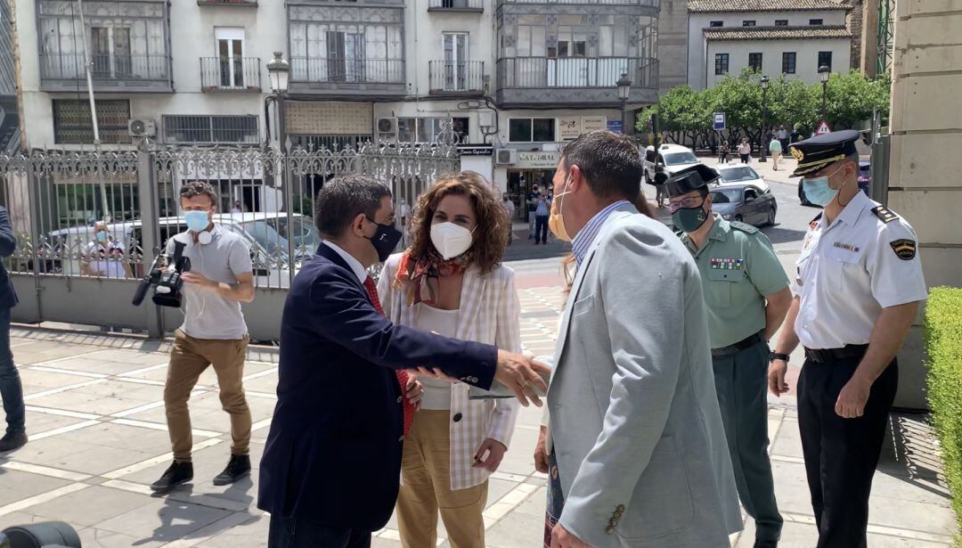 La ministra de Hacienda, María Jesús Montero, a su llegada a la Diputación acompañada del presidente, Francisco Reyes (a su derecha).