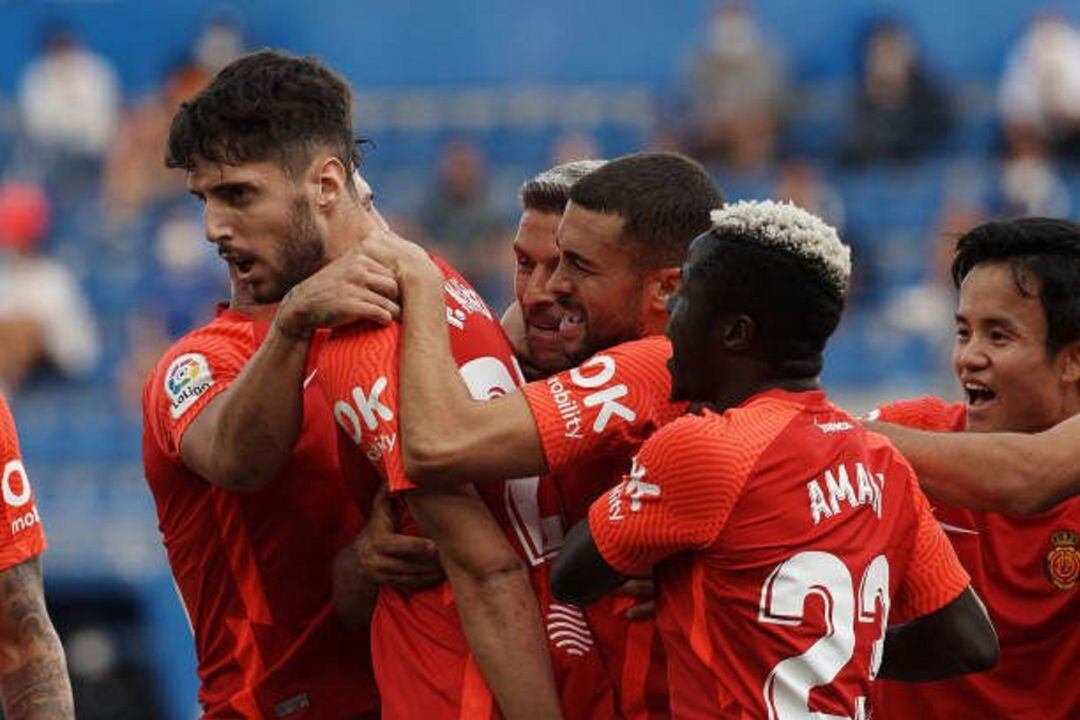 Fer Niño celebra su primer gol con el Real Mallorca.