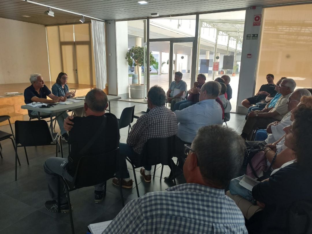 Esther Díez con los vecinos de La Marina.