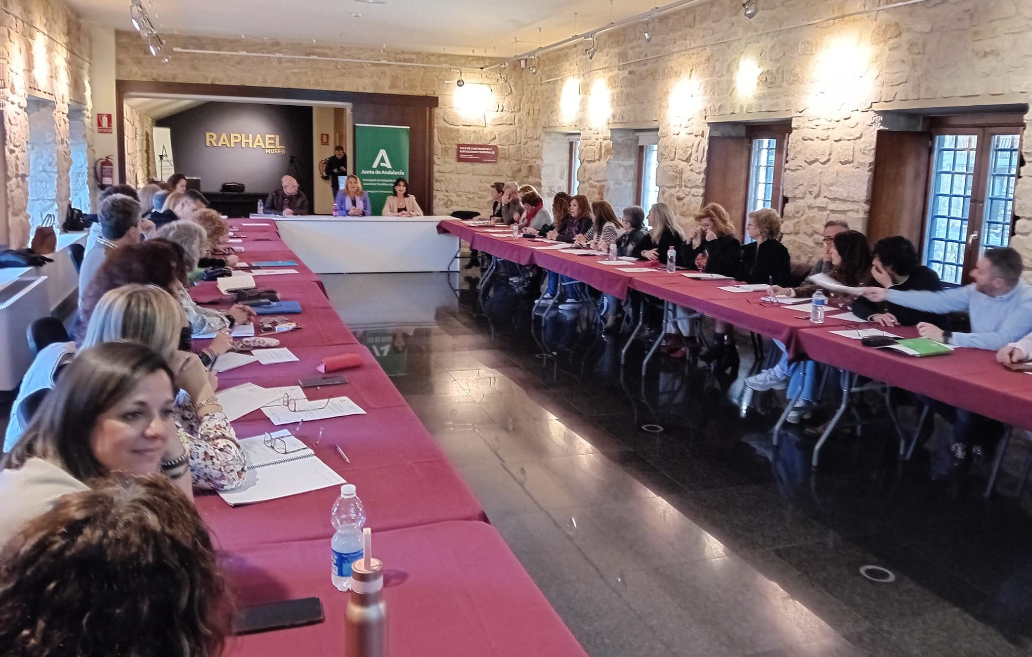 Encuentro entre profesionales de los servicios sociales comunitarios en Linares.