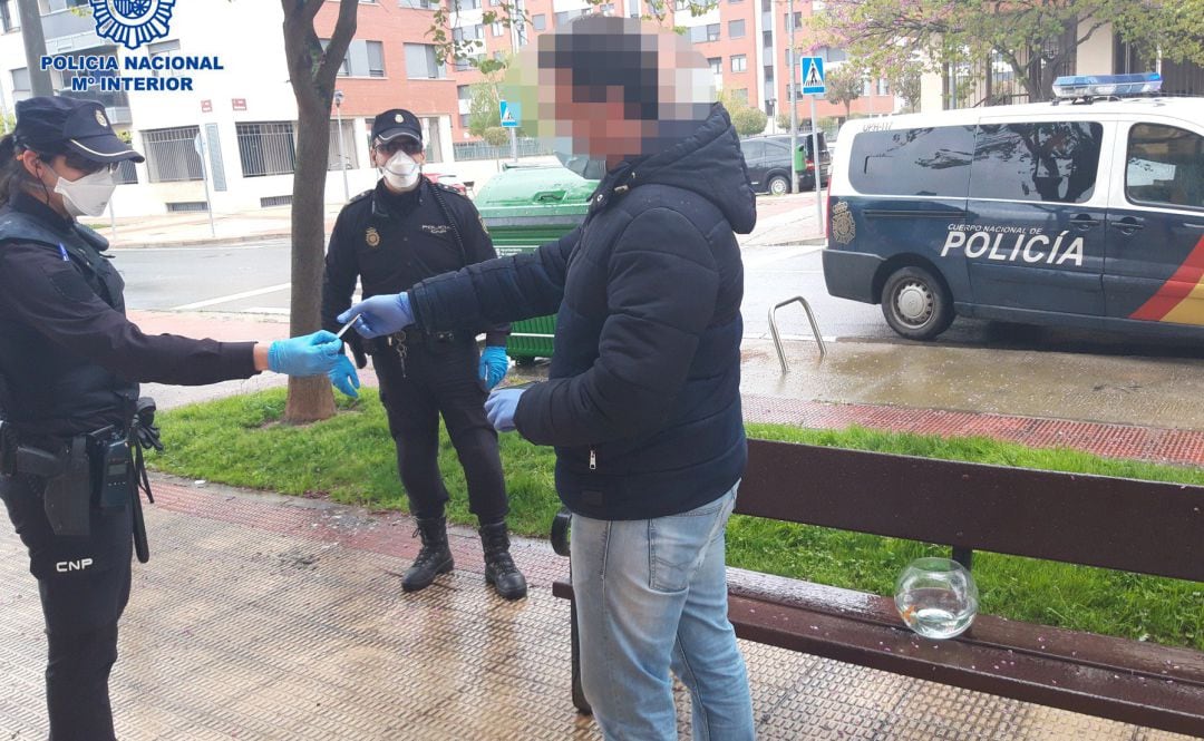 Sancionado por pasear a sus peces en pleno estado de alarma.