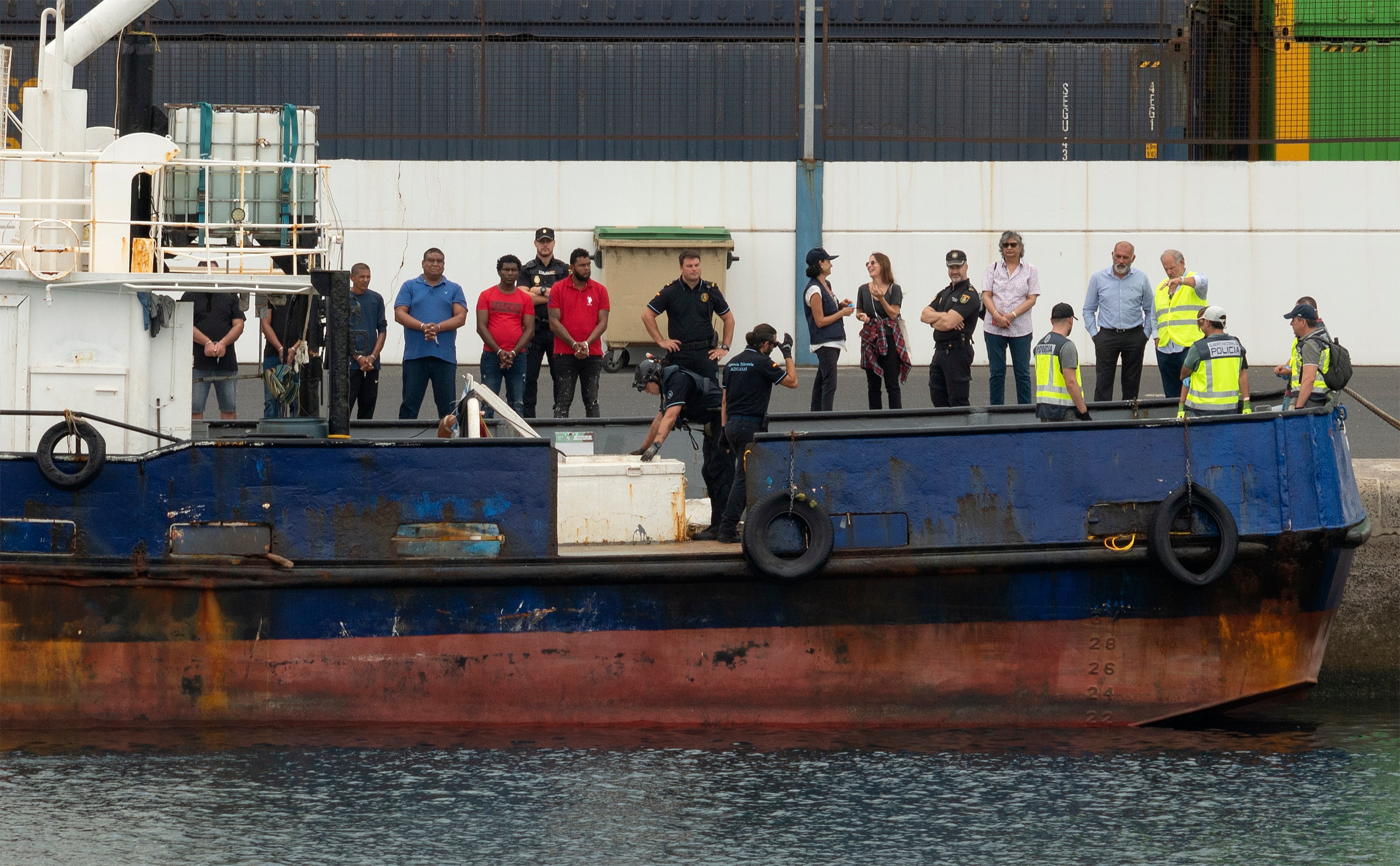 GRAFCAN7476. ARRECIFE (LANZAROTE) (ESPAÑA), 29/09/2023.- Agentes de la Policía Nacional y de Vigilancia Aduanera han trasladado este viernes al puerto de Arrecife, en Lanzarote, el pesquero intervenido en el Atlántico, en aguas cercanas a Cabo Verde, con un alijo de una tonelada de cocaína. El pesquero, llamado Mathieu, fue remolcado por la patrullera Fulmar de Vigilancia Aduanera al muelle de los Mármoles, donde se descargaron los detenidos y la droga. EFE/Adriel Perdomo
