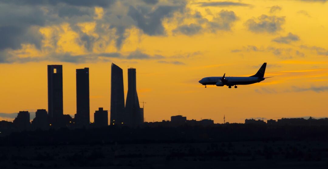 Imagen de archivo de un avión aterrizando en el Aeropuerto Adolfo Suárez-Madrid Barajas