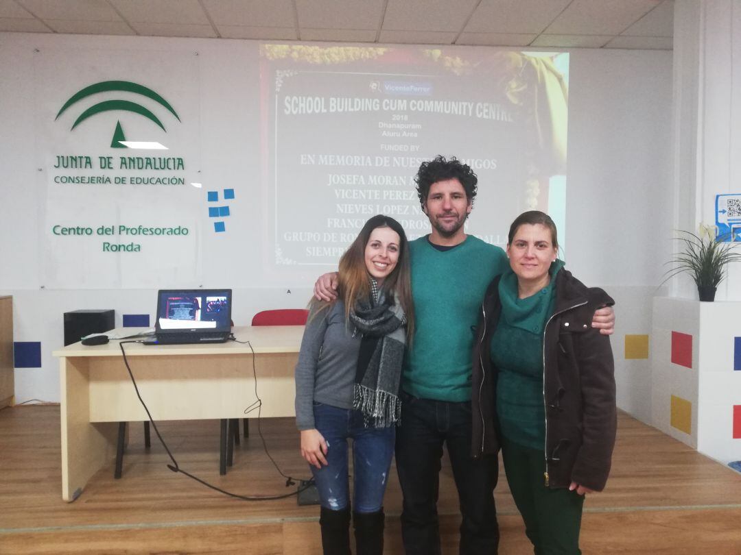 Familiares de los tres cooperantes rondeños fallecidos han estado presentes en la charla informativa