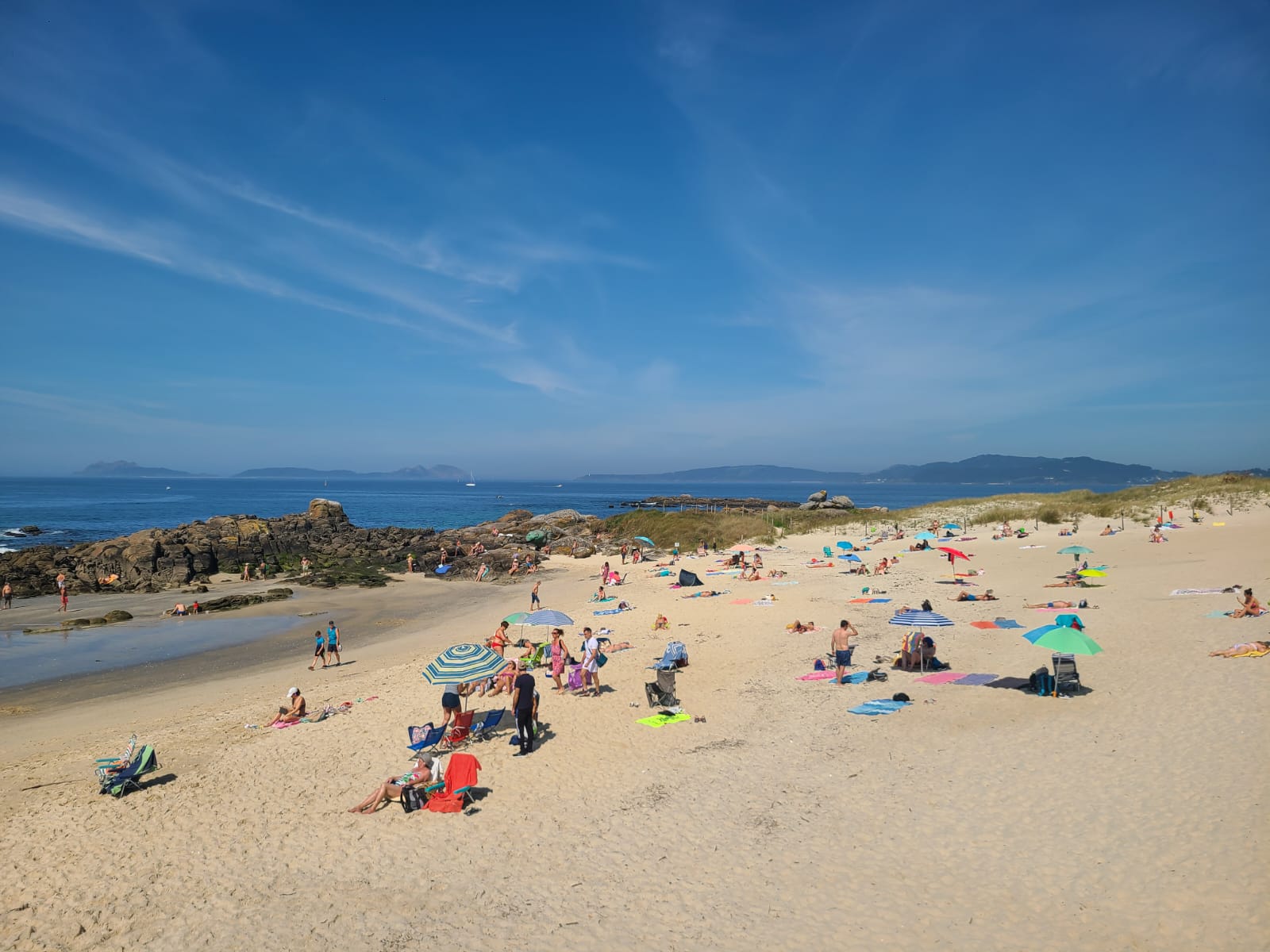 Las playas de Vigo se han llenado en este primer fin de semana de calor de 2024