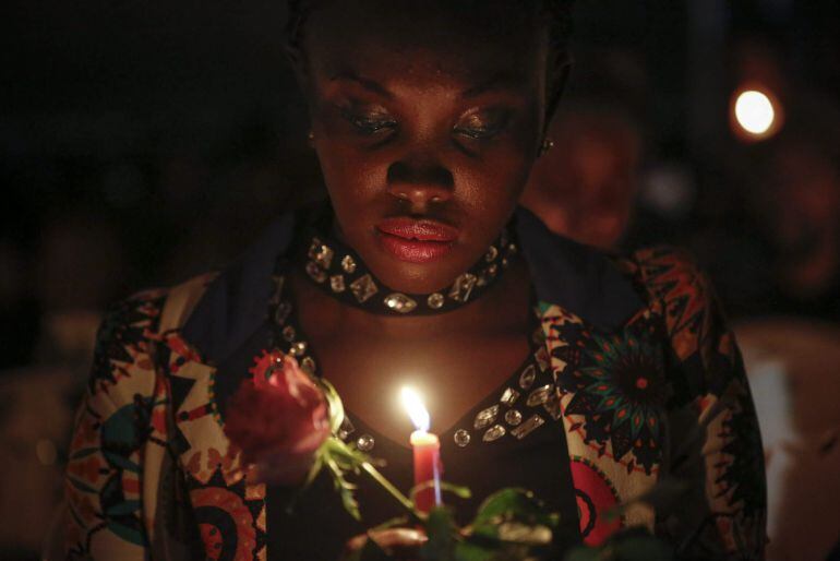 Una mujer participa en una vigilia por las 148 asesinadas por el ataque yihadista a la Universidad de Garissa