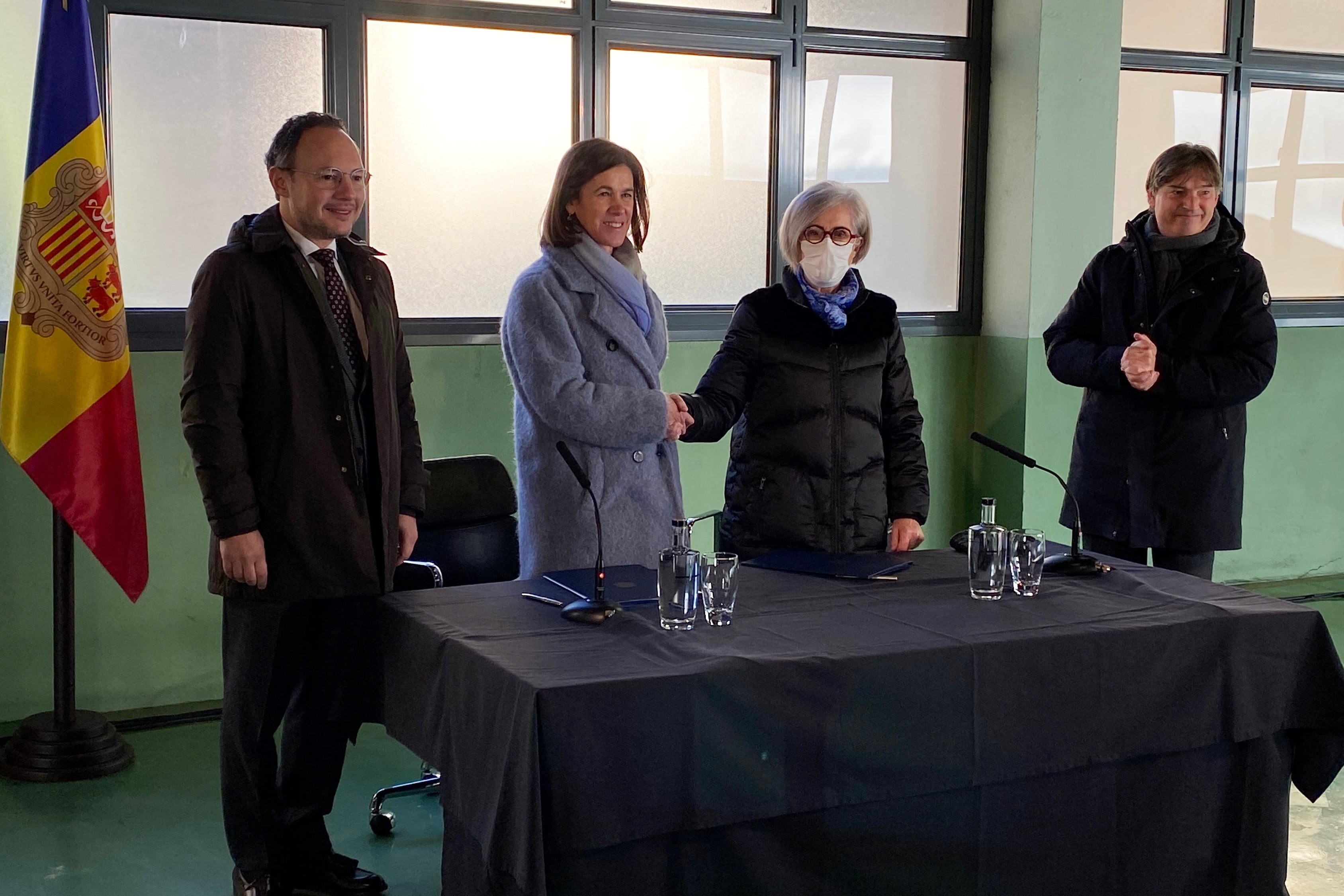 Un moment de la signatura del contracte entre la ministra d&#039;Educació i Ensenyament Superior, Ester Vilarrubla, i Marta Ribas, representant de la propietat de la instal·lació.