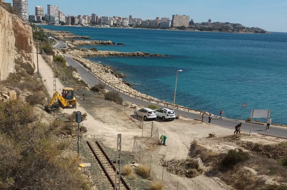 Las máquinas comienzan los trabajos para el inicio de la obra de la Vía Verde Alicante junto al frente litoral