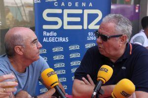 Pepe Torres charla con el presidente de la Balona Alfredo Gallardo.