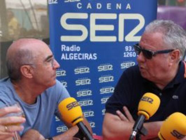 Pepe Torres charla con el presidente de la Balona Alfredo Gallardo.