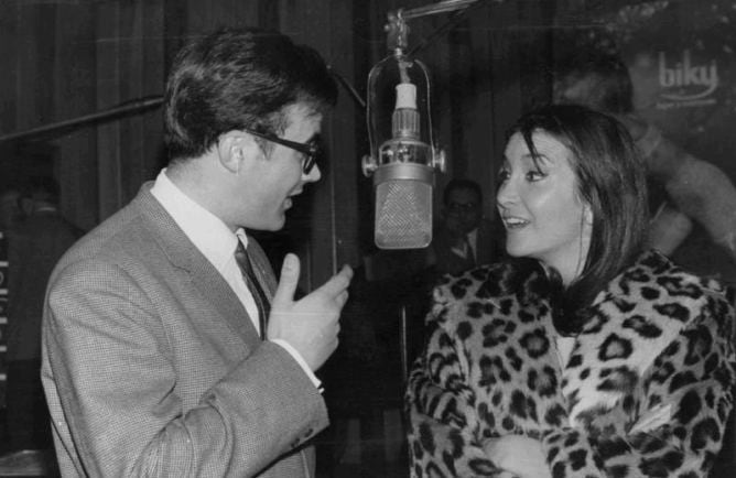 El passat 14 de novembre, Constantino Romero va publicar aquesta foto a Twitter per celebrar l'aniversari de Ràdio Barcelona. Se'l veu a l'estudi Toreski, entrevistant Núria Espert