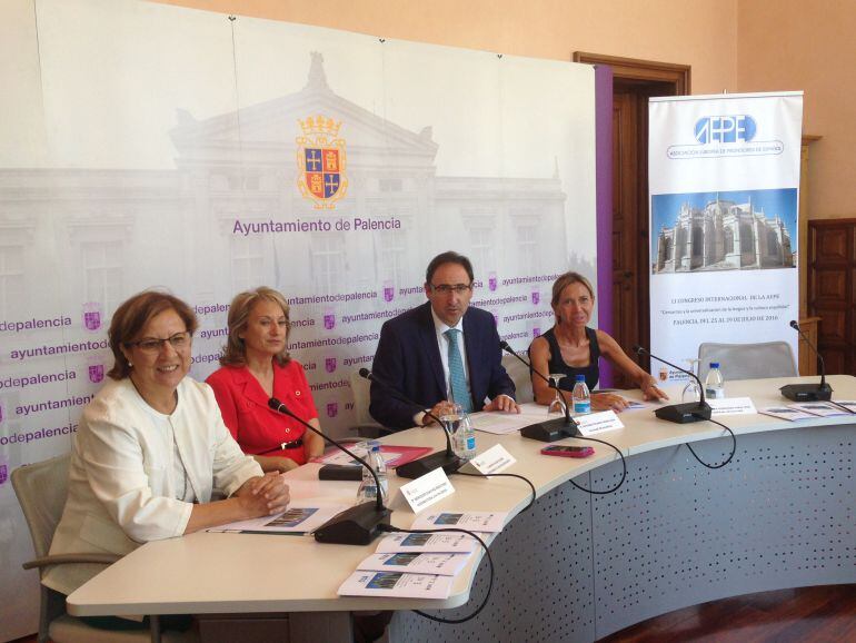 De izquierda a derecha. Mercedes Sánchez, vicerrectora del campus de la Yutera, Pilar Celma, presidenta de AEPE, Alfonso Polanco y Carmen Fernández 