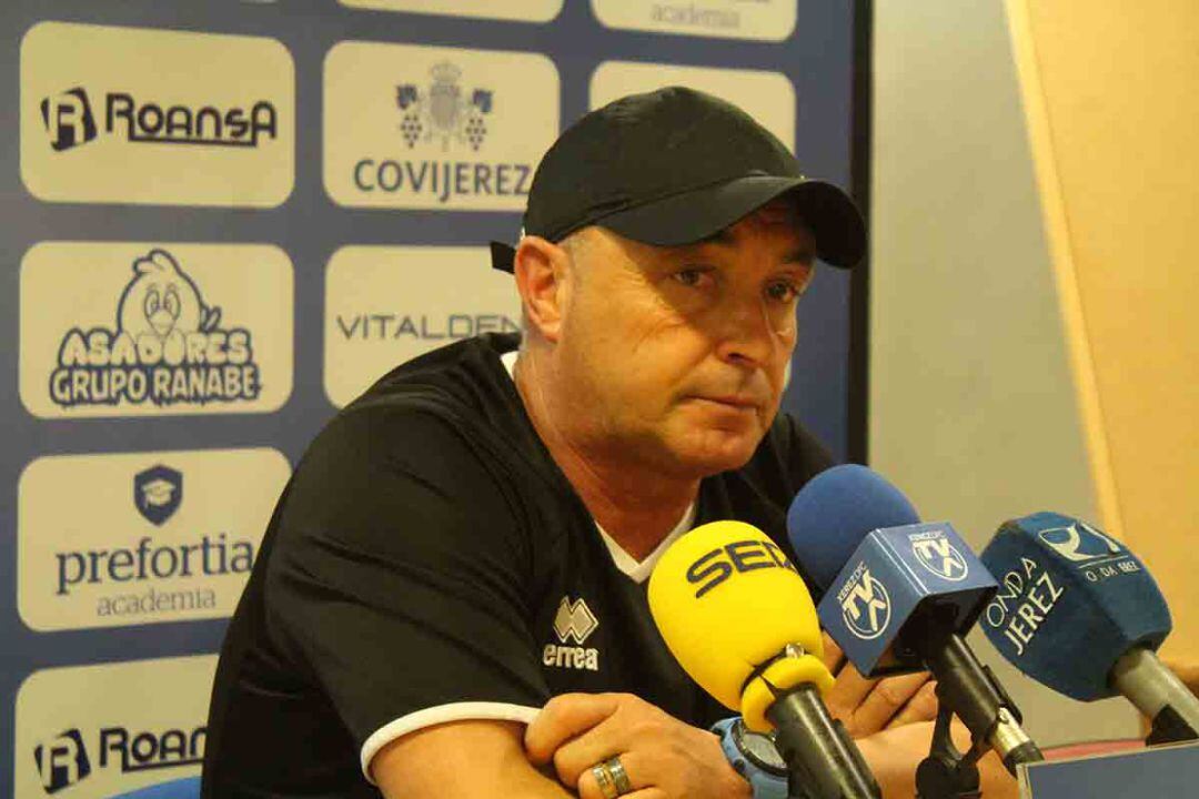 Josu Uribe durante la rueda de prensa en Chapín