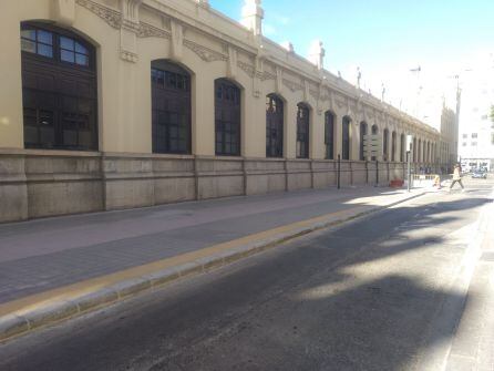 Un tramo de la acera de la calle Alicante ha ganado en anchura para la futura instalación de una marquesina de la EMT