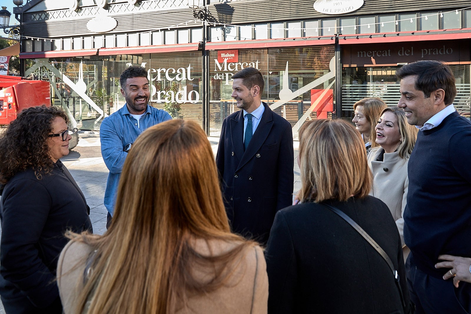 Los gestores del Mercat del Prado y el alcalde Prieto, frente a las instalaciones remodeladas