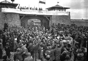 El ejército estadounidense libera el campo de Mauthausen el 5 de mayo de 1945. Un cartel escrito en español ha quedado como testigo para la Historia.