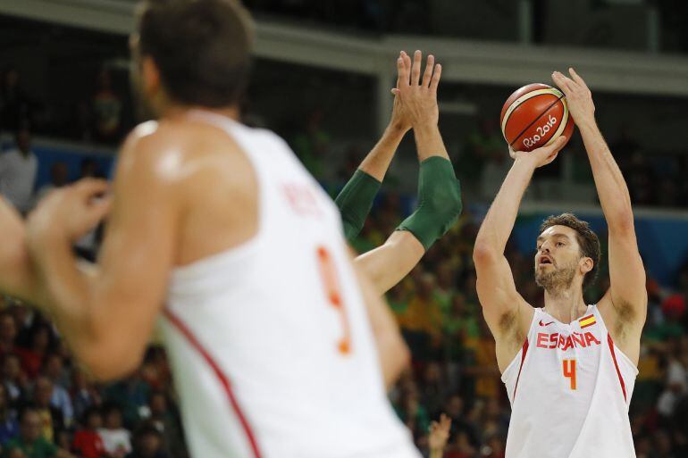 Pau Gasol lanza a canasta ante Lituania 