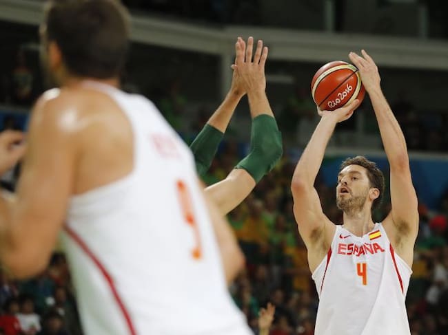 Pau Gasol lanza a canasta ante Lituania